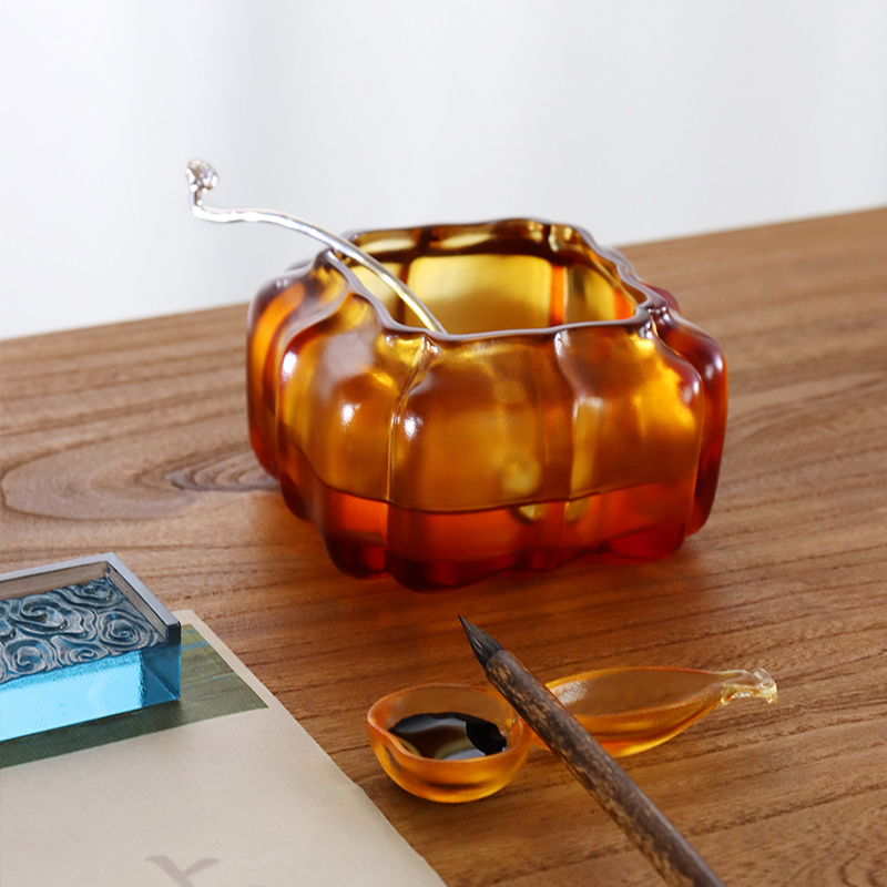 Lilla krystalglas græskarformet vandgryde