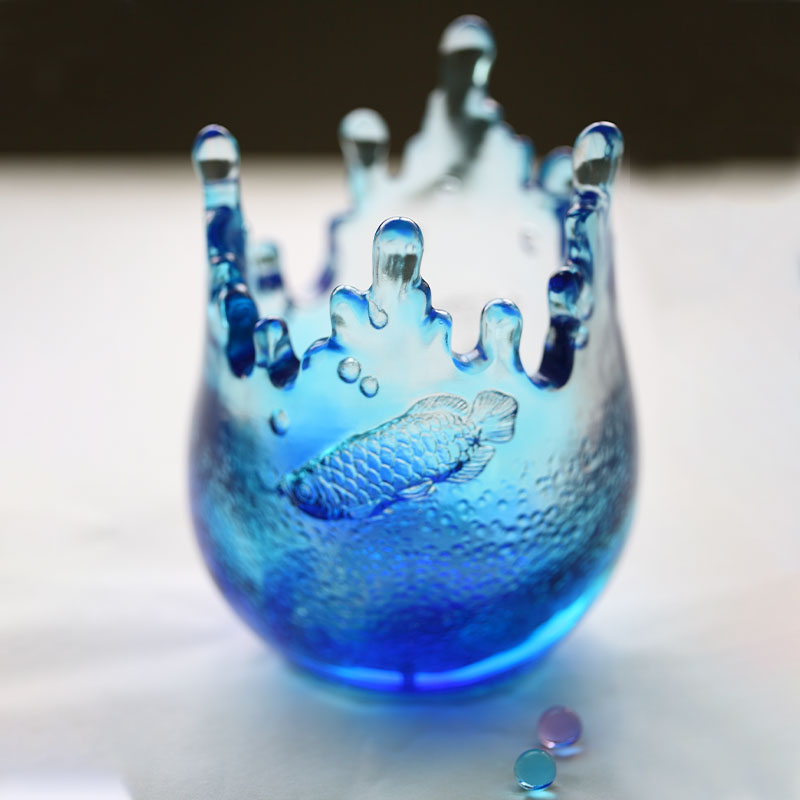 Blå glasvarers ornamenter indgraveret med fiskemønstre