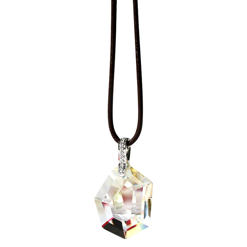 Sølvfarvet halskæde med glas vedhængsmønster montering