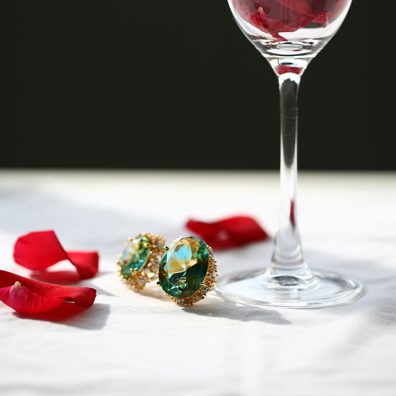 Grønne glasøreringe med gyldne ørepuder