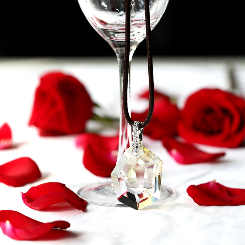 Sølvfarvet halskæde med glas vedhængsmønster montering