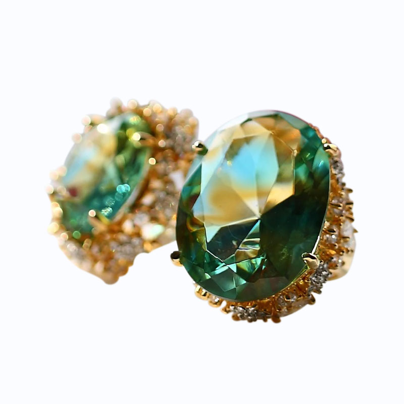 Grønne glasøreringe med gyldne ørepuder