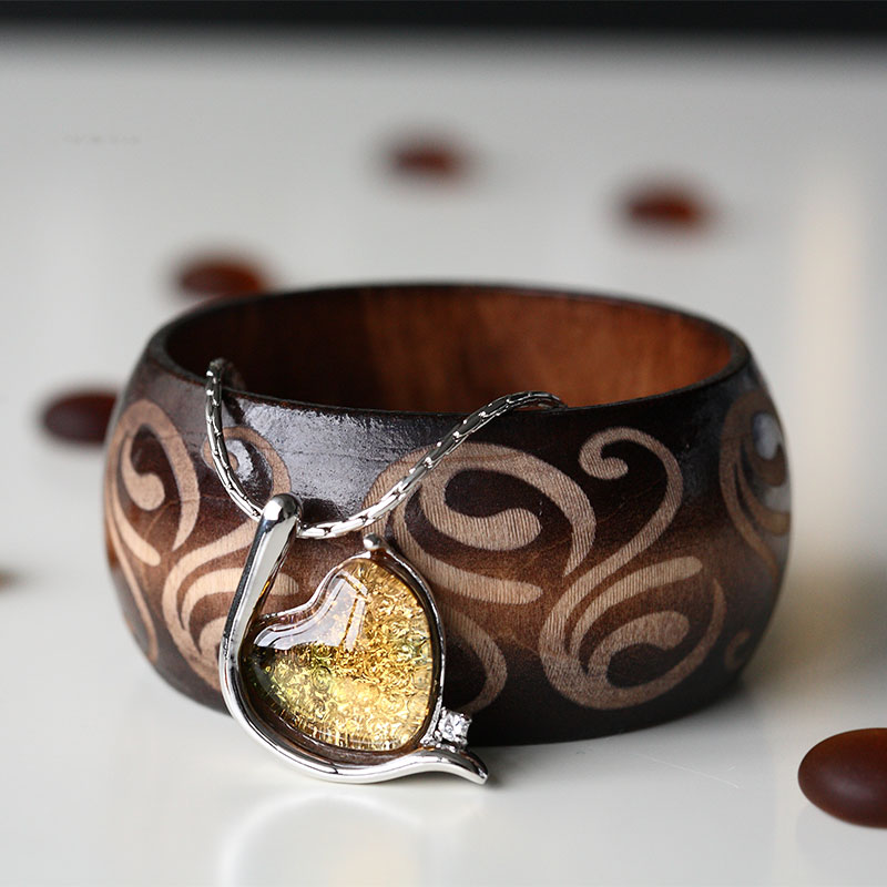 Elegant sølvfarvet armbånd indlagt med glasvedhæng