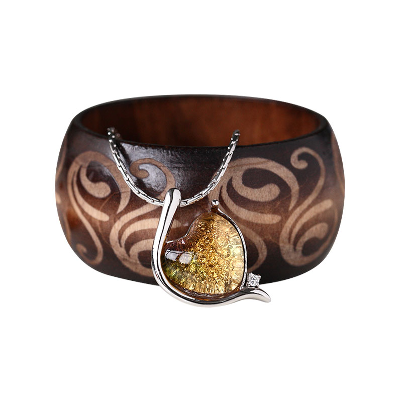 Elegant sølvfarvet armbånd indlagt med glasvedhæng