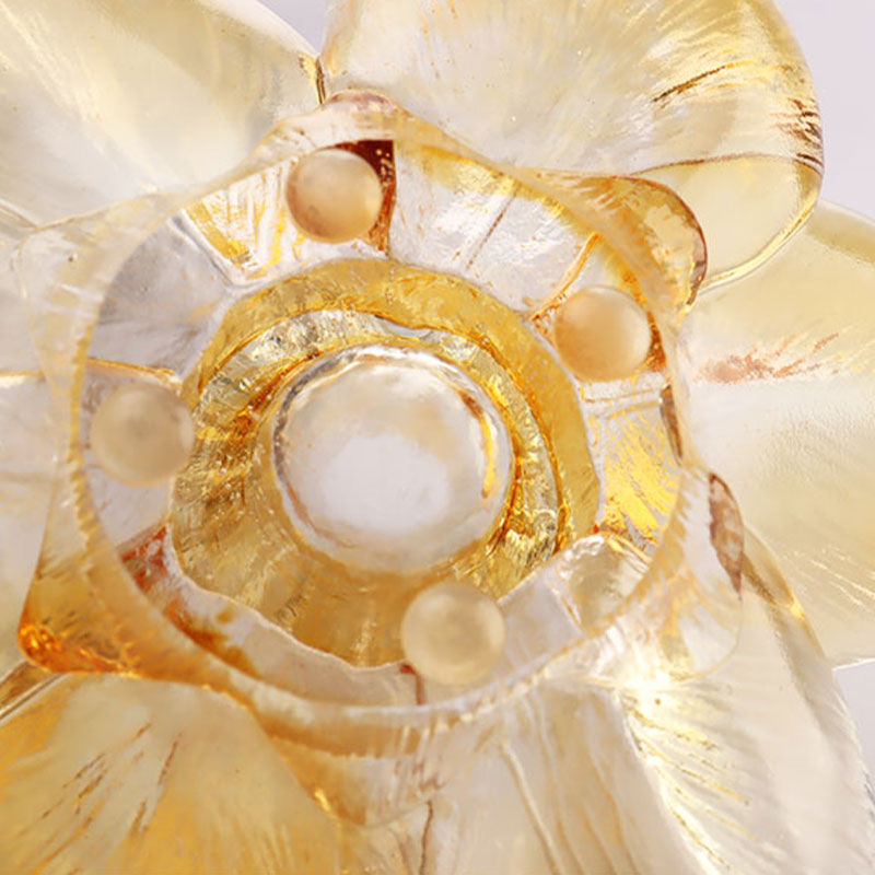 Kronbladformet lysestage af glas