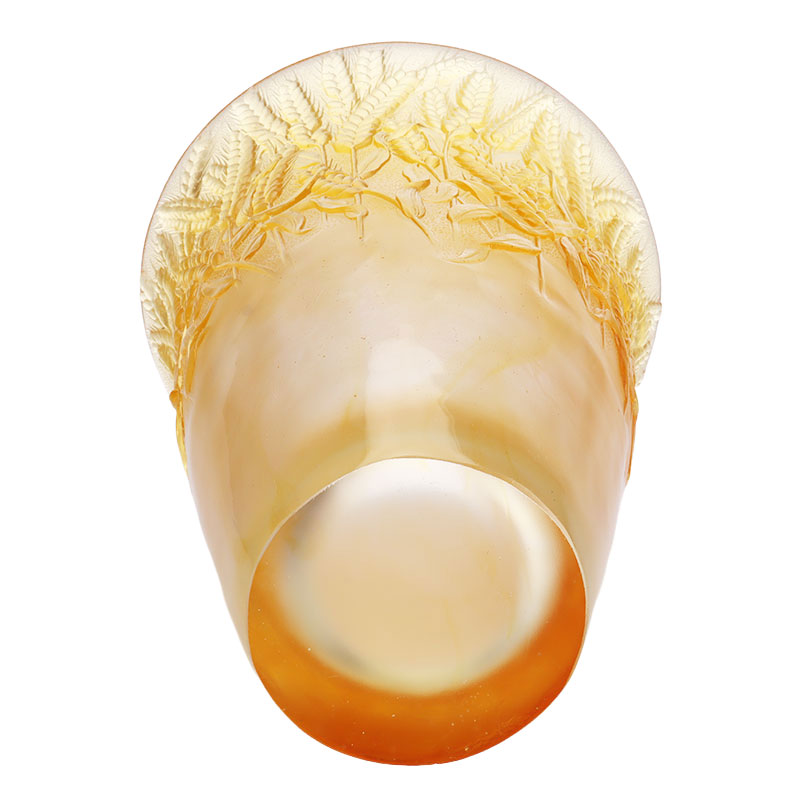 Ravfarvet glasvase præget med hvedeører