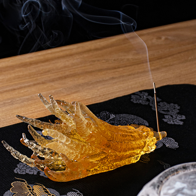 Håndformet røgelsesholder i gyldent glas