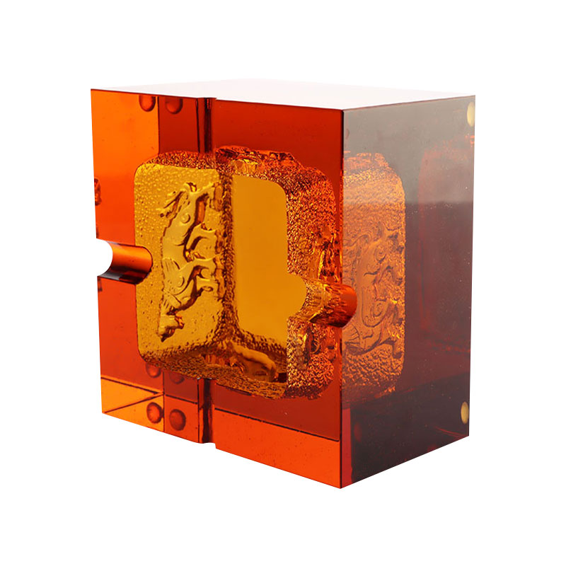 Rødt glasaskebæger med udsøgte prægede dyremønstre