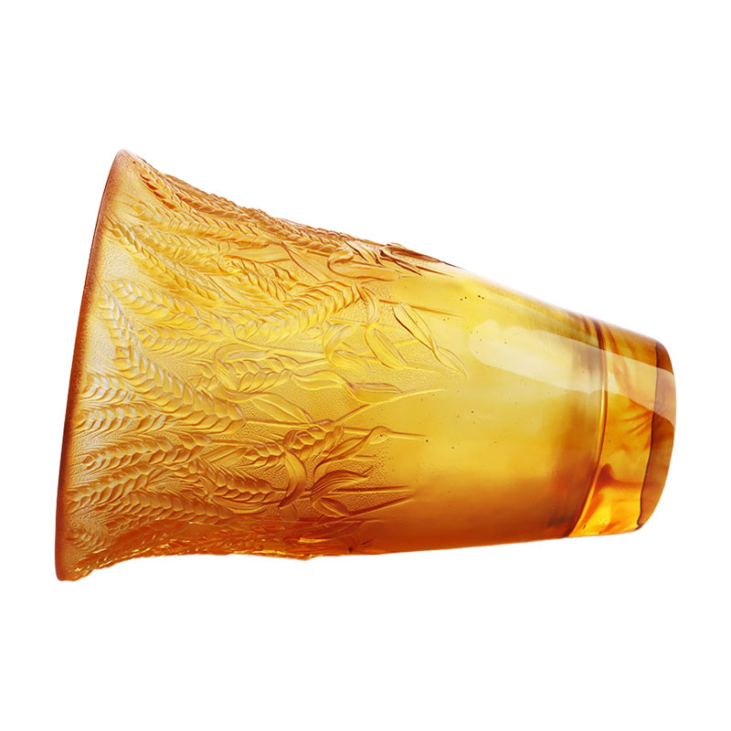 Ravfarvet glasvase præget med hvedeører