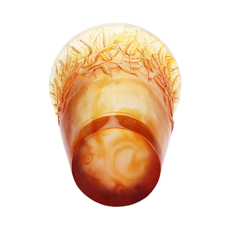 Ravfarvet glasvase præget med hvedeører