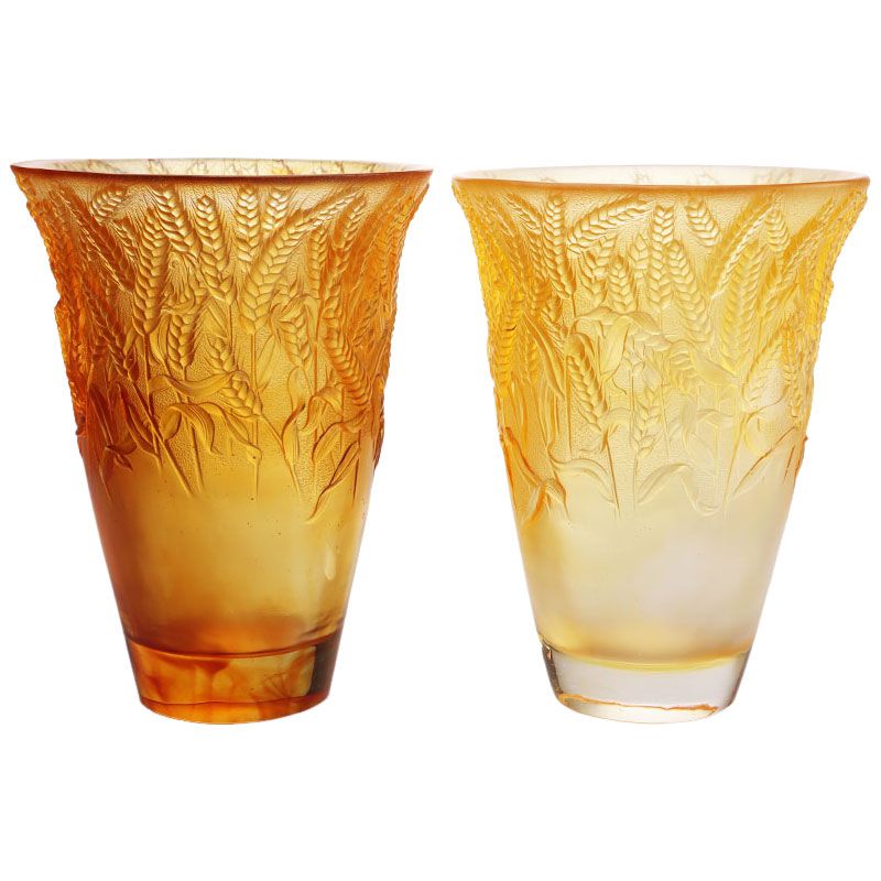 Ravfarvet glasvase præget med hvedeører