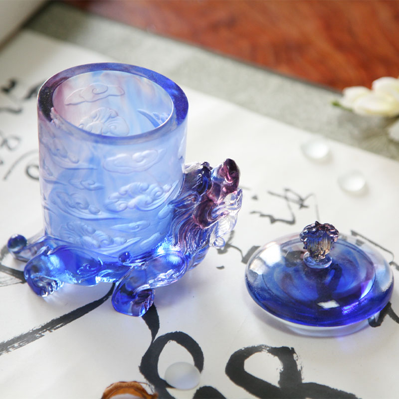 Blå glaskrystalkop med låg, mytisk bæstbund