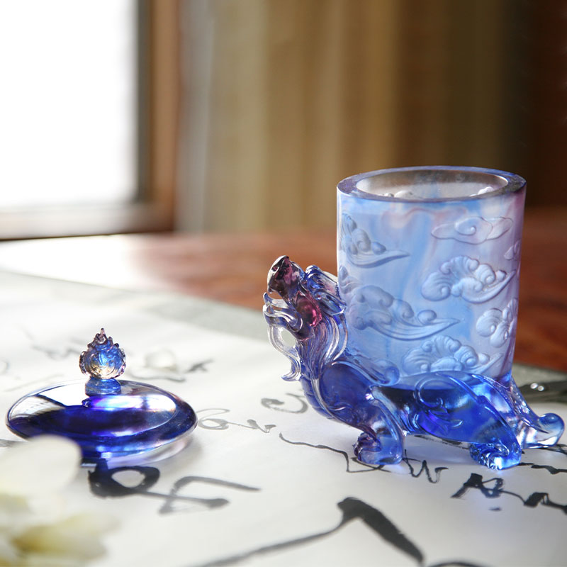 Blå glaskrystalkop med låg, mytisk bæstbund