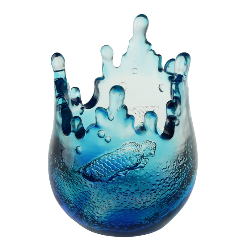 Blå glasvarers ornamenter indgraveret med fiskemønstre