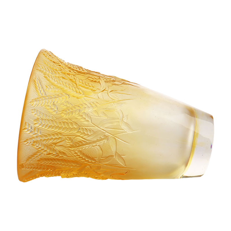 Ravfarvet glasvase præget med hvedeører