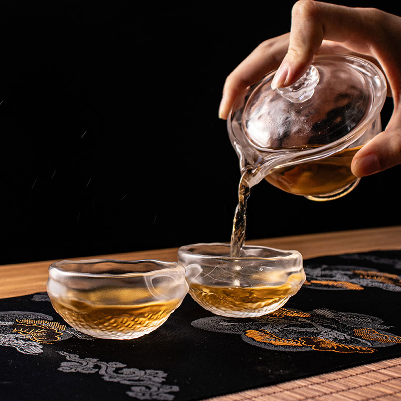 Gennemsigtigt glas tesæt med tekande, tekop