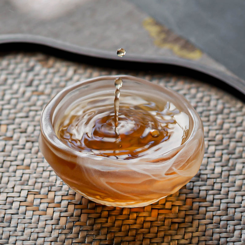 Gennemsigtigt glas tesæt med tekande, tekop