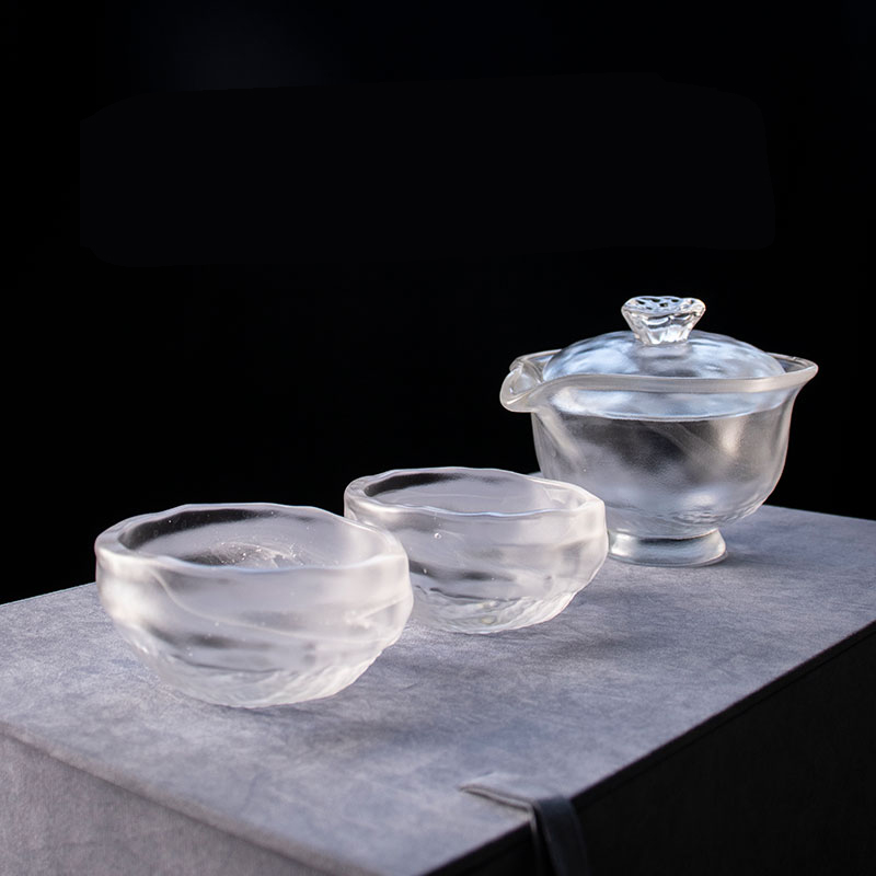 Gennemsigtigt glas tesæt med tekande, tekop