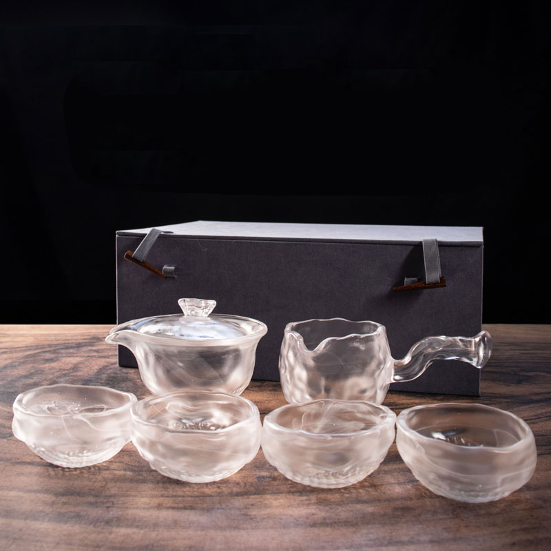 Gennemsigtigt glas tesæt med tekande, tekop