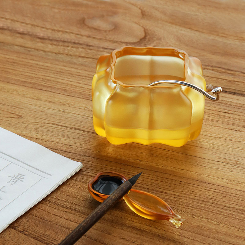 Lilla krystalglas græskarformet vandgryde