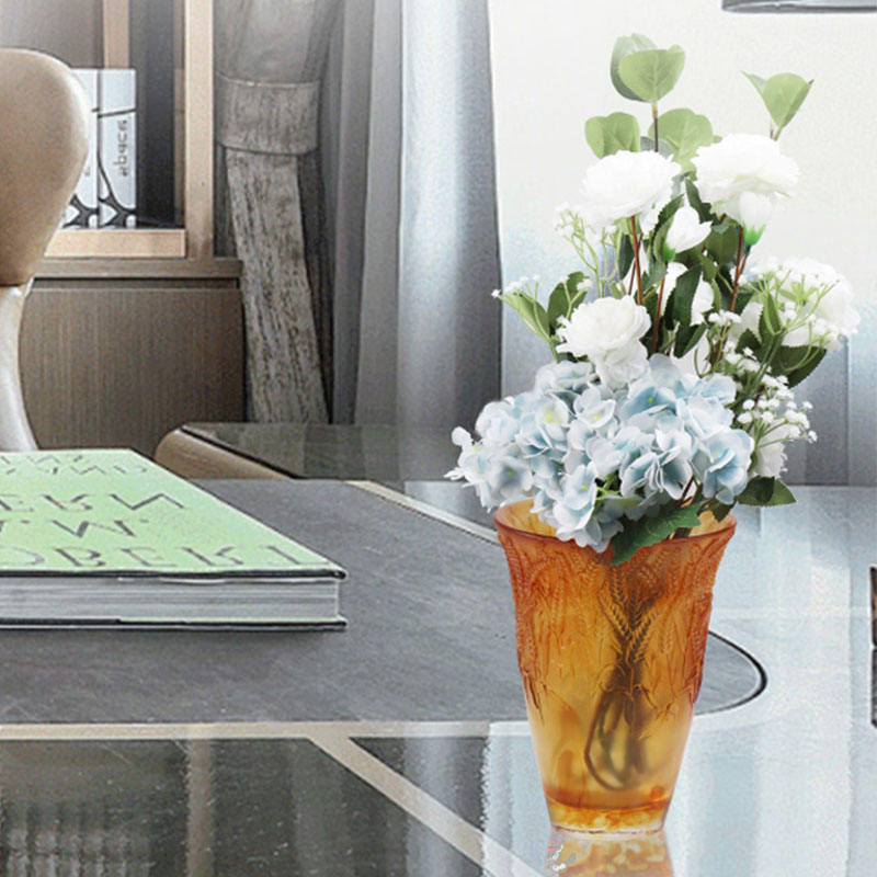 Ravfarvet glasvase præget med hvedeører