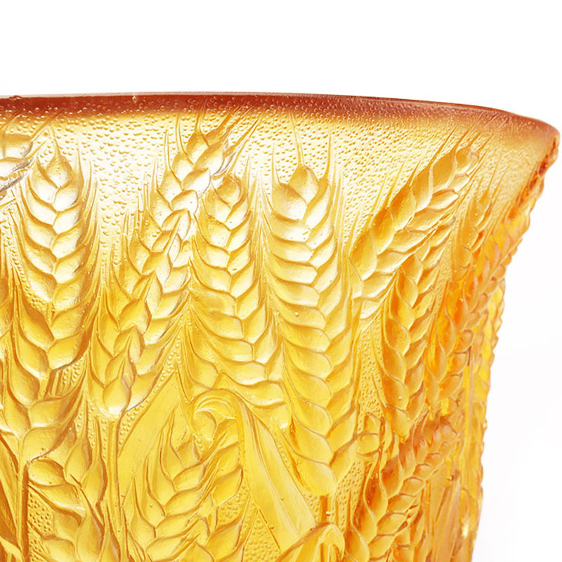 Ravfarvet glasvase præget med hvedeører