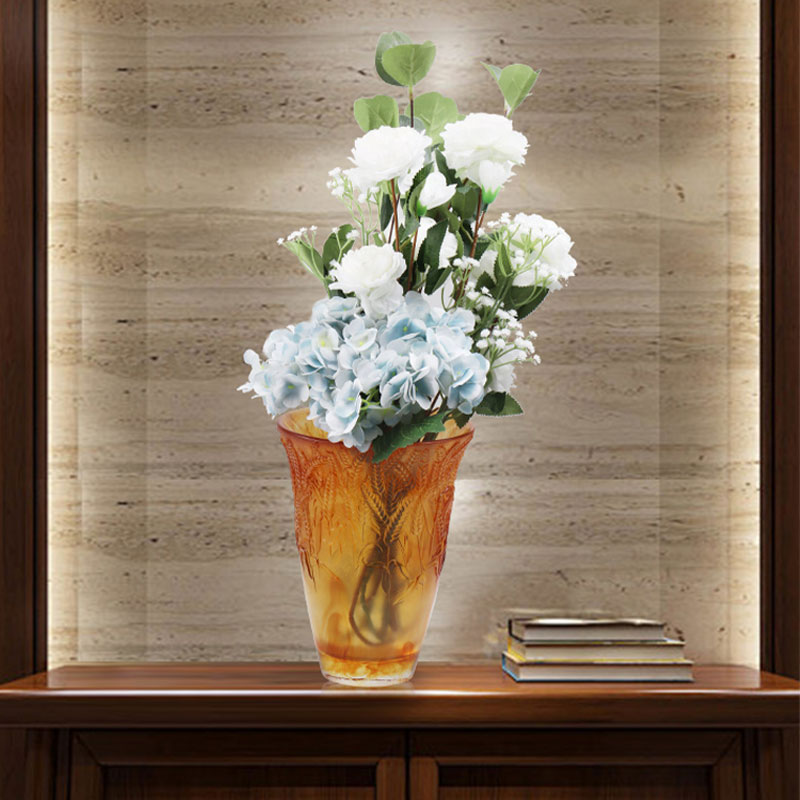 Ravfarvet glasvase præget med hvedeører