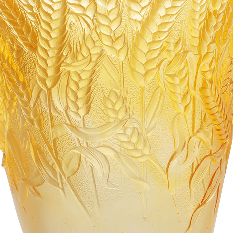 Ravfarvet glasvase præget med hvedeører