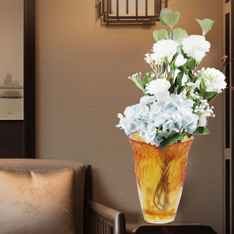 Ravfarvet glasvase præget med hvedeører