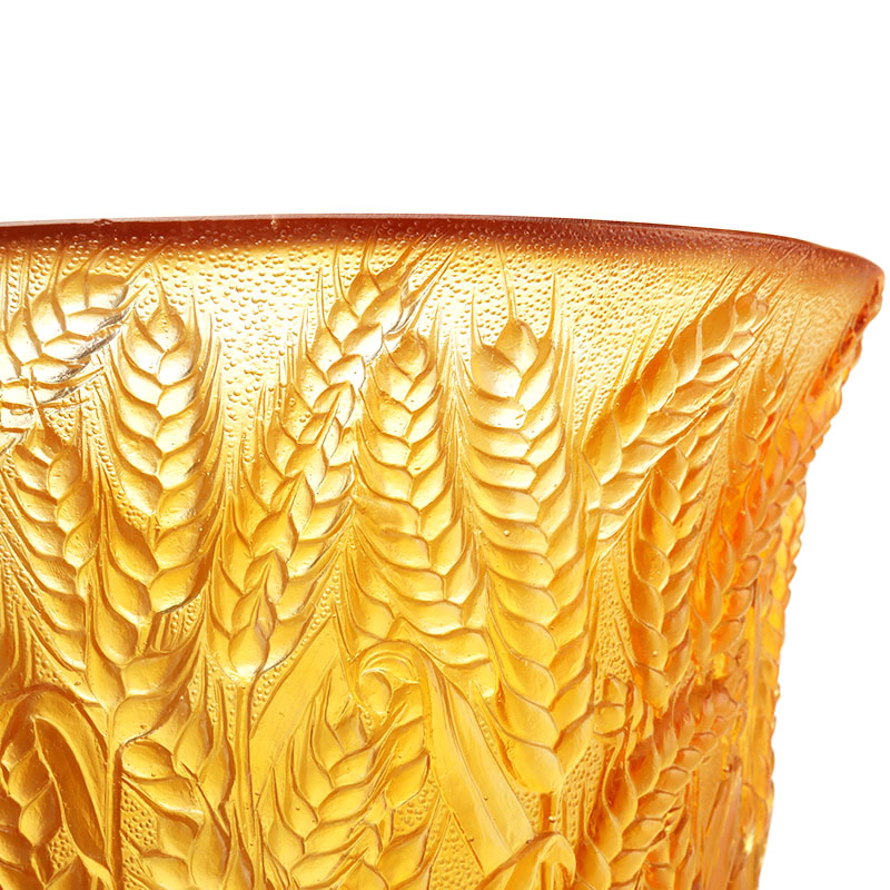 Ravfarvet glasvase præget med hvedeører