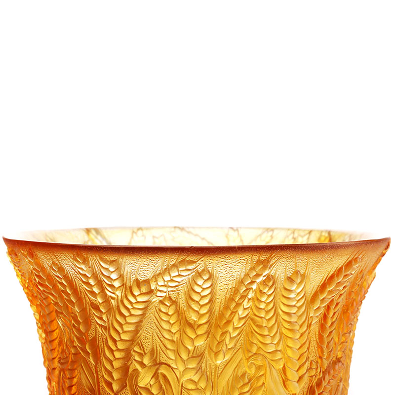 Ravfarvet glasvase præget med hvedeører