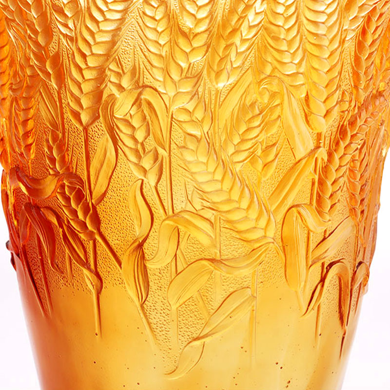 Ravfarvet glasvase præget med hvedeører