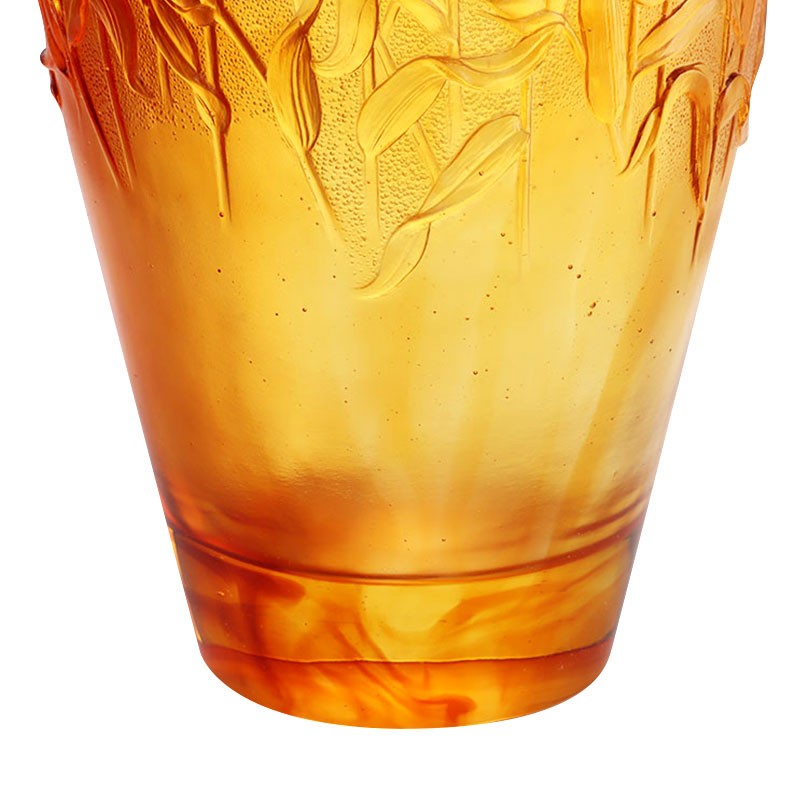 Ravfarvet glasvase præget med hvedeører