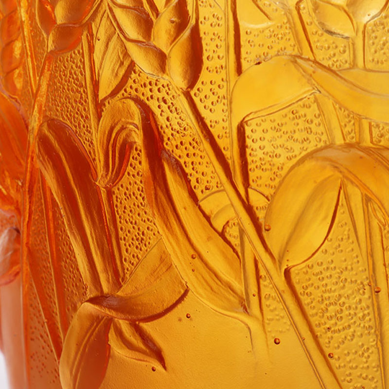 Ravfarvet glasvase præget med hvedeører