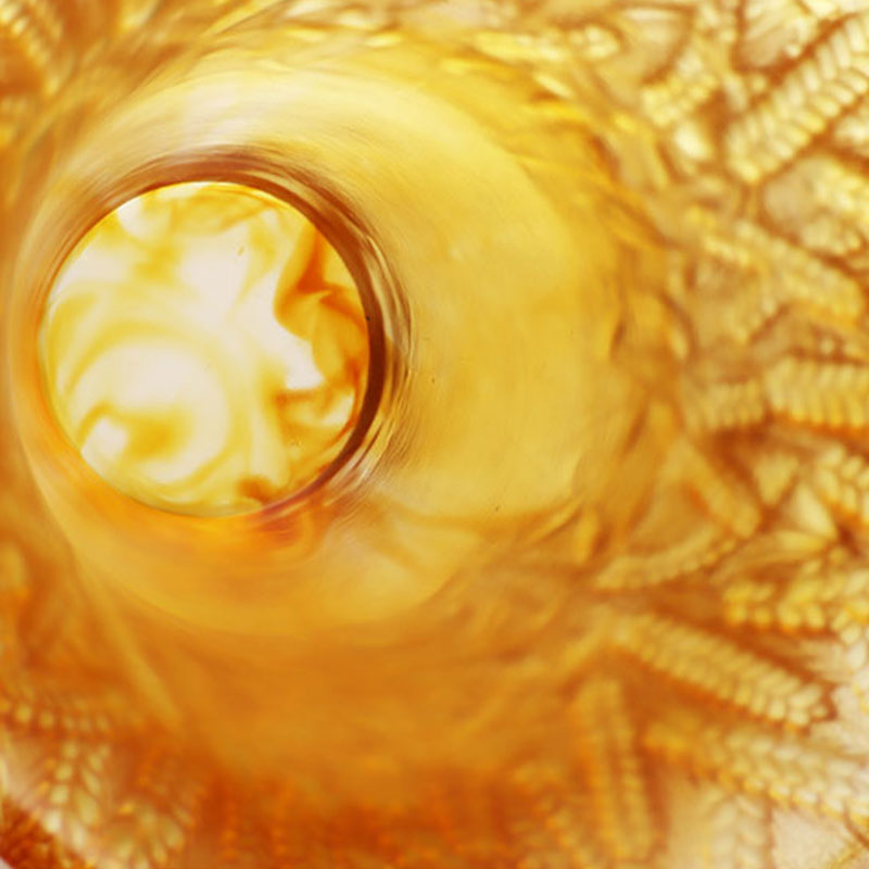 Ravfarvet glasvase præget med hvedeører