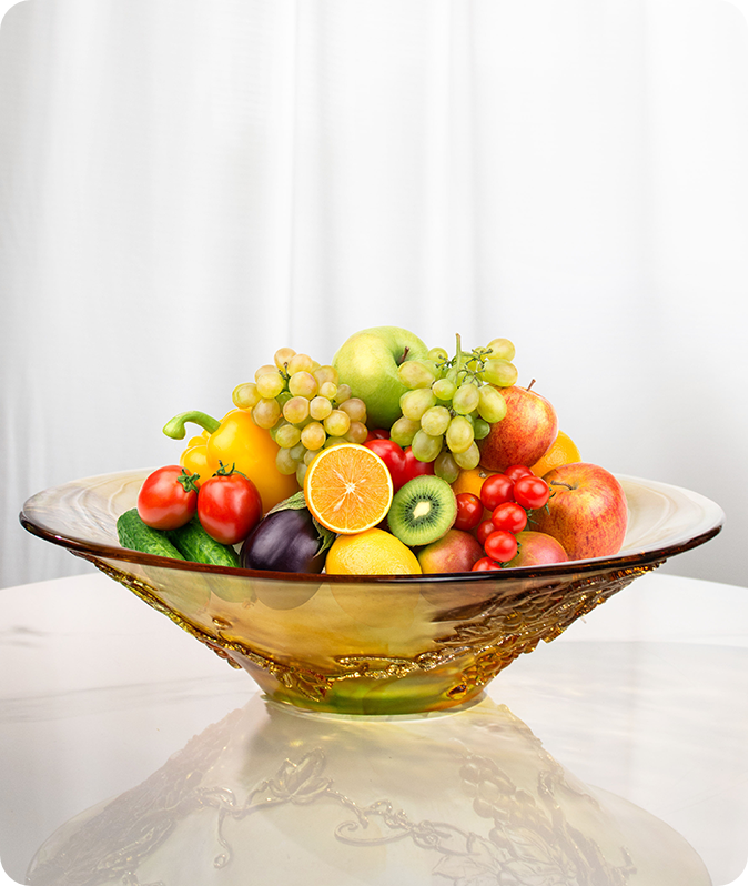 Et glaskar med bred mund, fyldt med frugter